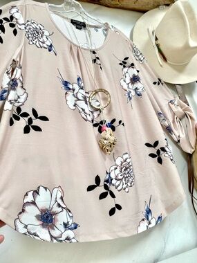 Blush floral boho blouse w shabby chic resort vacay vibe